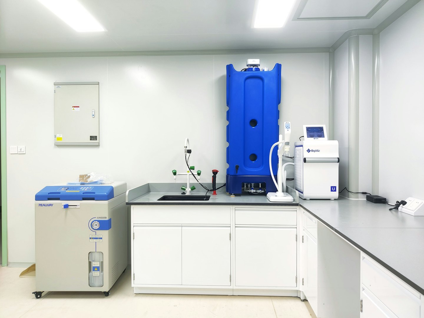 Moderní laboratorní vybavení s autoklávem a nádrží na kapalný dusík.