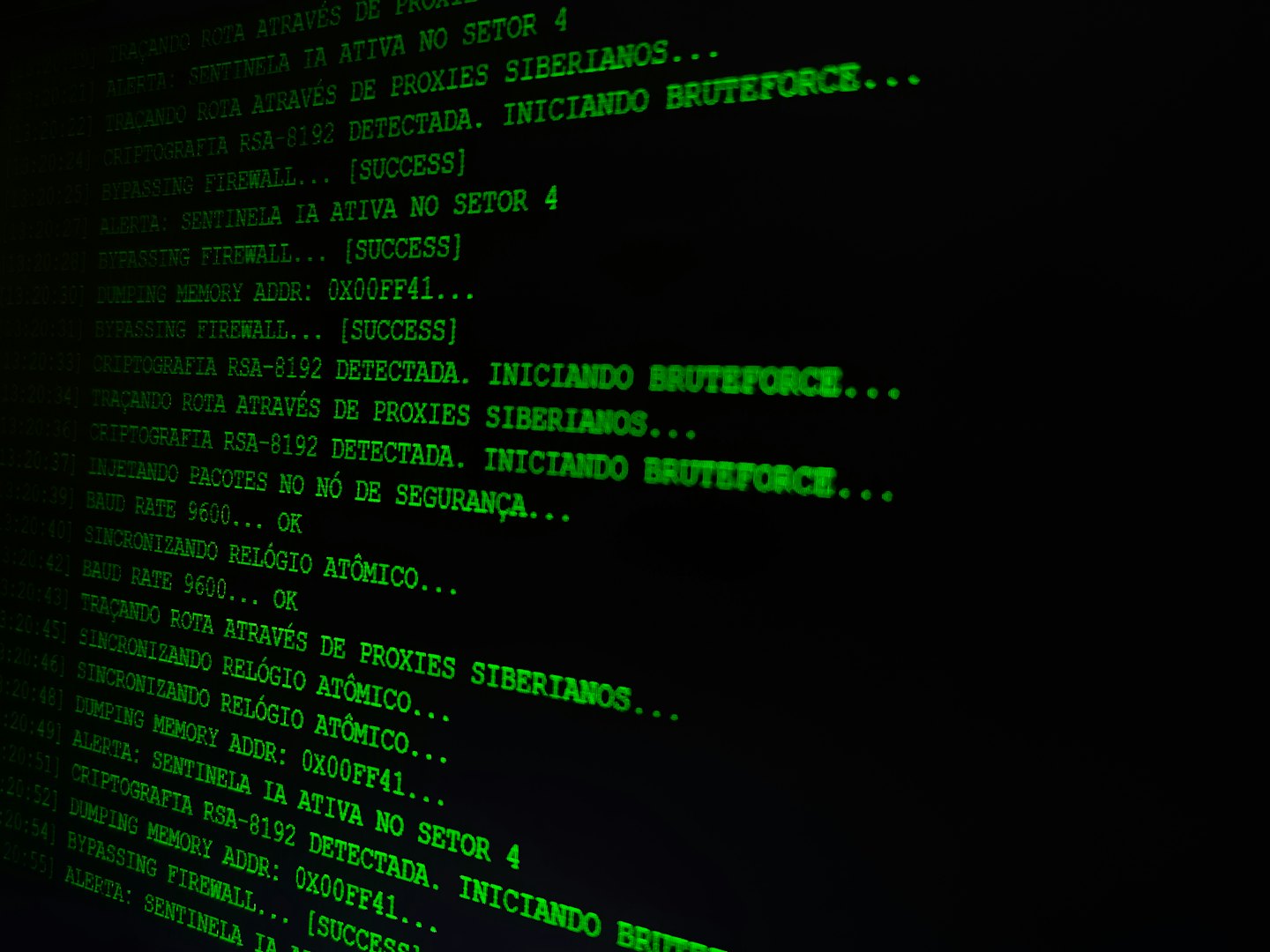 Na obrazovce počítače jsou řádky zeleného programovacího kódu.